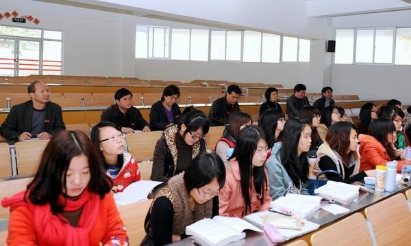 马国防书记深入教学一线听课