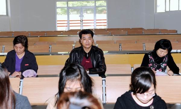 马国防书记深入教学一线听课