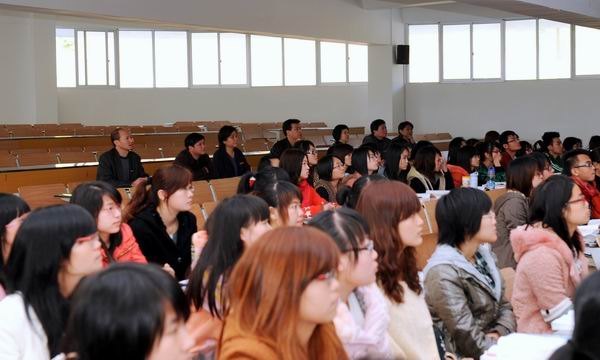 马国防书记深入教学一线听课