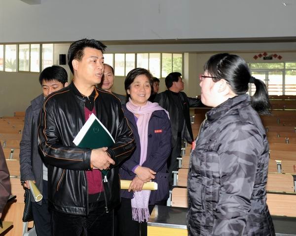 马国防书记深入教学一线听课