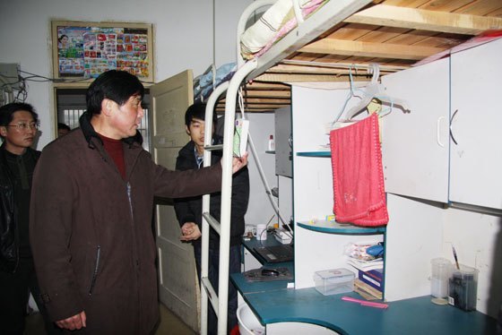 包诗忠副书记主持召开开学安全工作会议