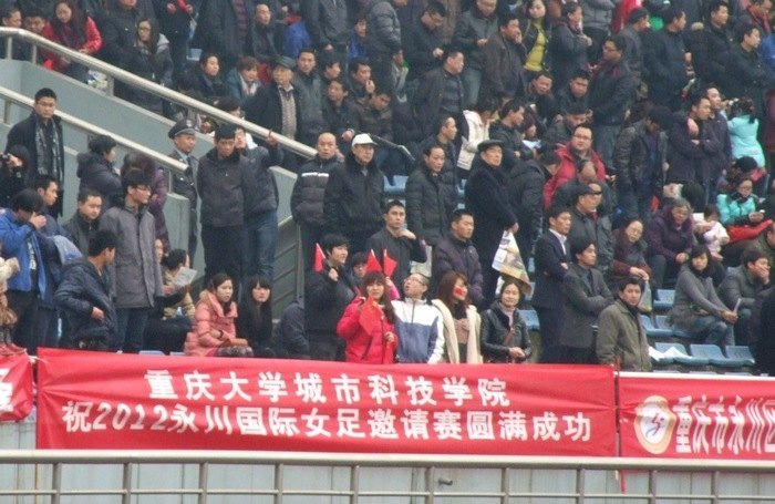 女足“四国赛”中国队首战告捷赛场上女足健儿为国争光,观众席城科团队加油助威