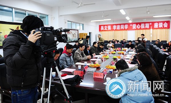 【新闻特写】拍“全家福”的吴立强、李进回“家”讲故事