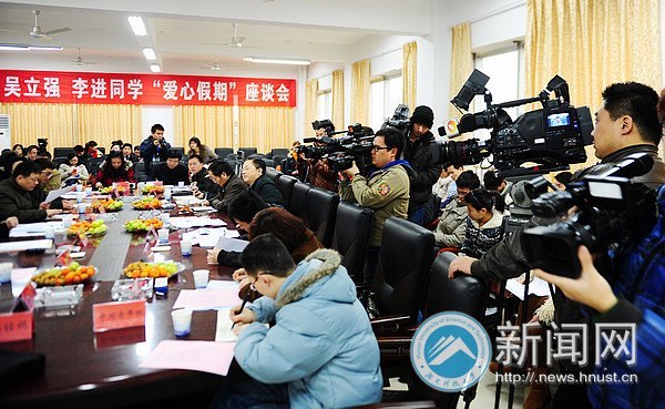 【新闻特写】拍“全家福”的吴立强、李进回“家”讲故事