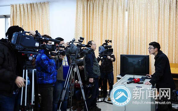 【新闻特写】拍“全家福”的吴立强、李进回“家”讲故事