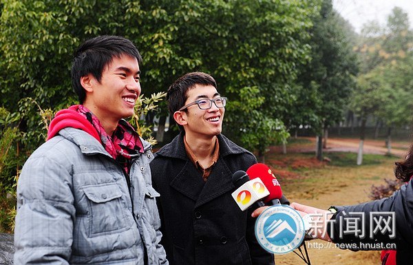 【新闻特写】拍“全家福”的吴立强、李进回“家”讲故事