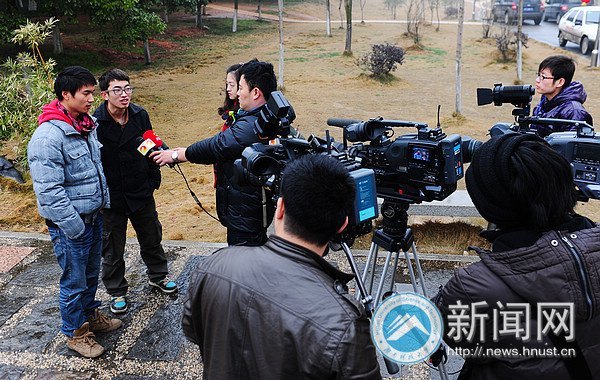 【新闻特写】拍“全家福”的吴立强、李进回“家”讲故事