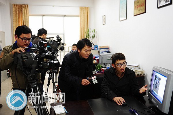 【新闻特写】拍“全家福”的吴立强、李进回“家”讲故事