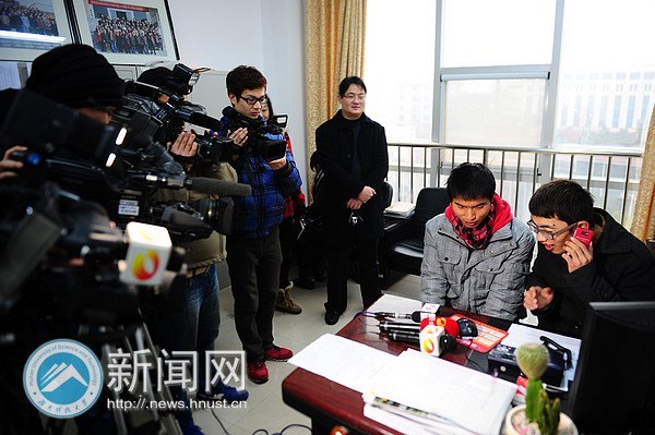 【新闻特写】拍“全家福”的吴立强、李进回“家”讲故事