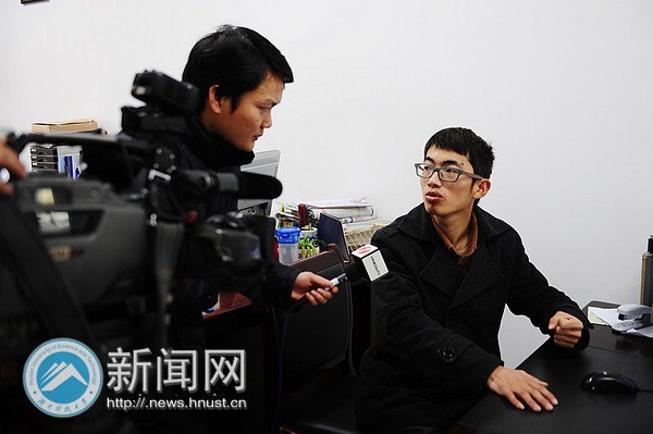 【新闻特写】拍“全家福”的吴立强、李进回“家”讲故事