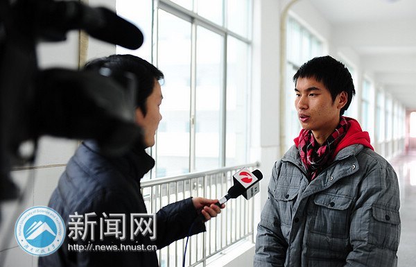 【新闻特写】拍“全家福”的吴立强、李进回“家”讲故事