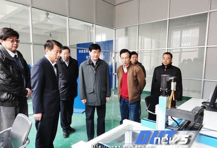 校党委书记张德祥视察船舶制造国家工程研究中心