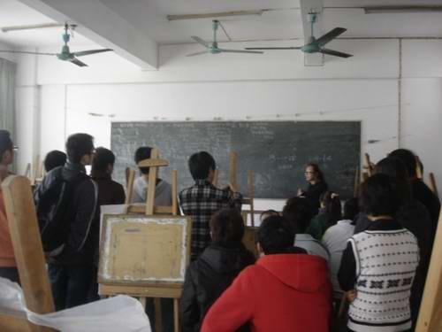 建筑工程学院领导开学首日巡视学生上课情况