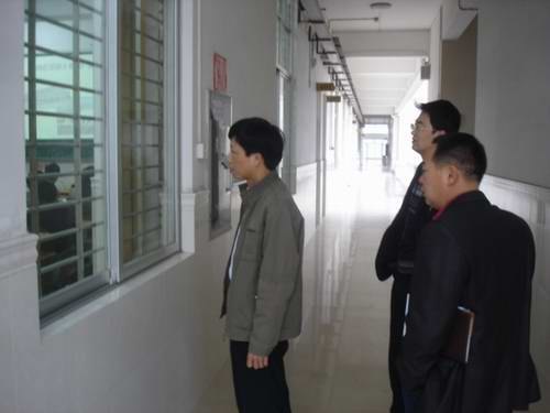 建筑工程学院领导开学首日巡视学生上课情况