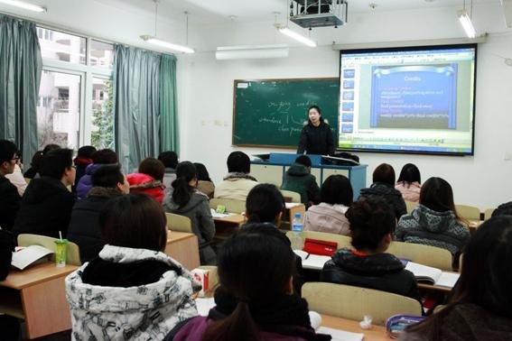校领导深入教室检查开学教学运行情况