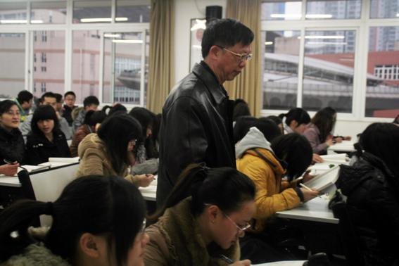 校领导深入教室检查开学教学运行情况