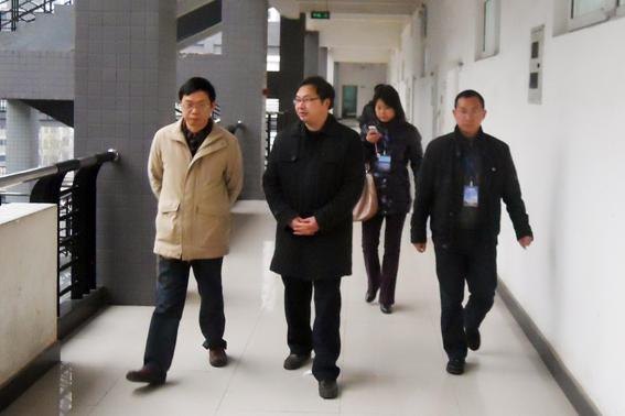 校领导深入教室检查开学教学运行情况