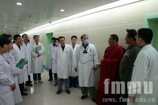 西京医院成功为一藏族喇嘛实施晶体置换手术送去光明