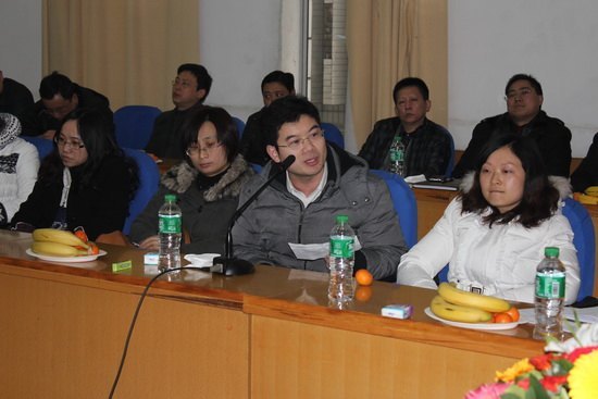 学校召开青年教师座谈会