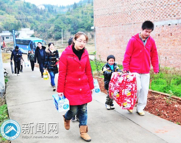 何平优秀事迹报告团成员赴何平家走访慰问