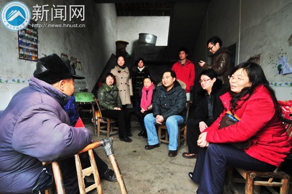 何平优秀事迹报告团成员赴何平家走访慰问
