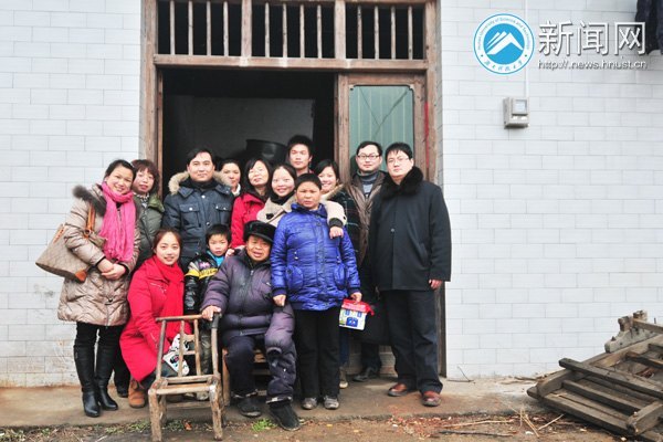何平优秀事迹报告团成员赴何平家走访慰问