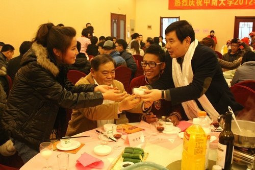 校领导与藏族学子欢度藏历新年  共享团年宴