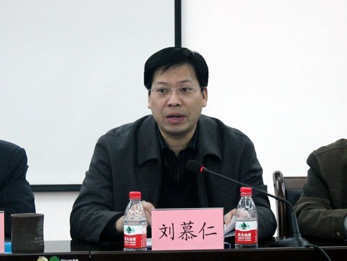 校党委中心组举行理论学习会