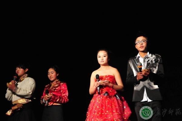 西藏班2012 藏历水龙新年联欢晚会剪影【组图】