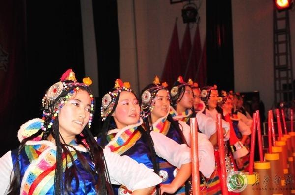 西藏班2012 藏历水龙新年联欢晚会剪影【组图】