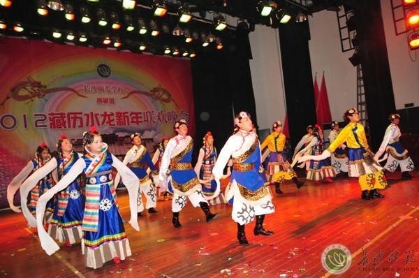 西藏班2012 藏历水龙新年联欢晚会剪影【组图】