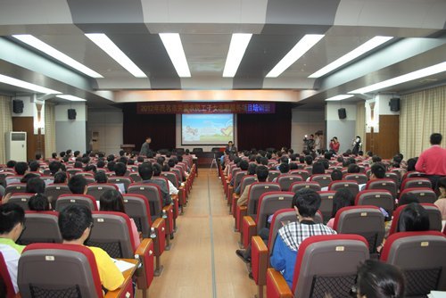 广东石油化工学院“学雷锋志愿服务行动月”活动拉开帷幕