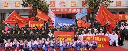 湘雅三医院团委开展学雷锋“十送”慰问服务活动