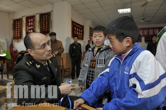 西京医院学雷锋志愿服务队赴东周儿童村献爱心