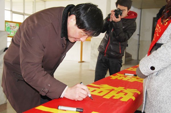 皖西学院开展“万名师生学雷锋志愿服务大行动”启动仪式