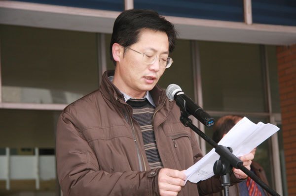 皖西学院开展“万名师生学雷锋志愿服务大行动”启动仪式