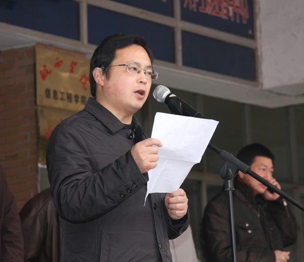 皖西学院开展“万名师生学雷锋志愿服务大行动”启动仪式