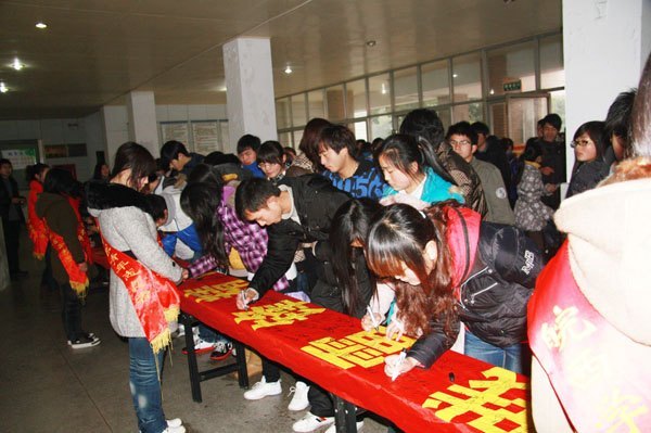 皖西学院开展“万名师生学雷锋志愿服务大行动”启动仪式