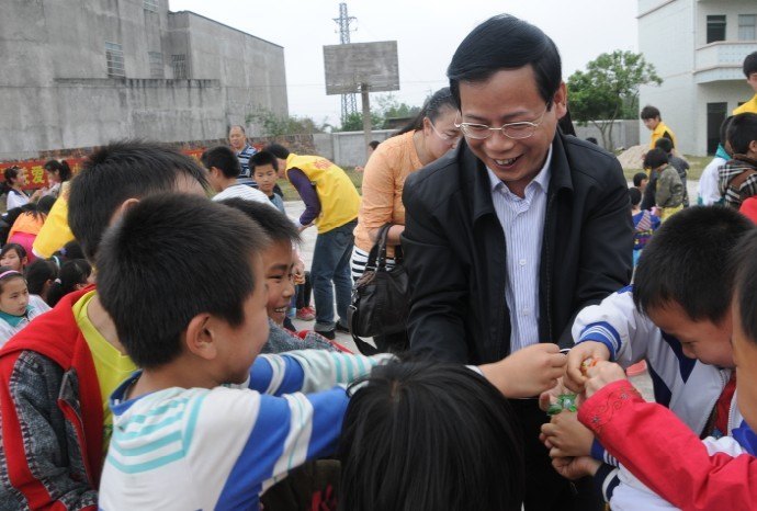 广东石油化工学院隆重举行茂名市“学雷锋全民志愿服务行动月”暨广东石油化工学院“希望快车&幸福快车”志愿