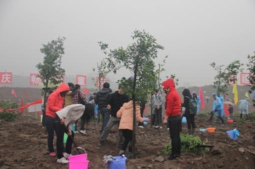 重庆工商大学师生参加重庆市百万市民暨大学生春季植树活动