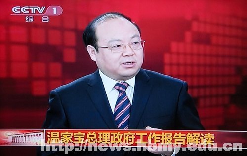 “校友司长”向东连续五年解读《政府工作报告》