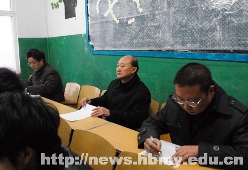 学校领导深入课堂检查开学教学运行情况