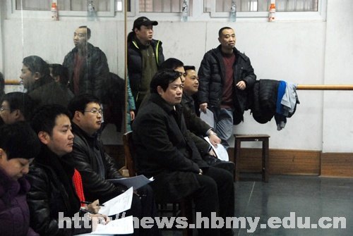 学校领导深入课堂检查开学教学运行情况