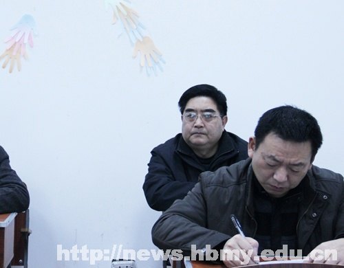 学校领导深入课堂检查开学教学运行情况