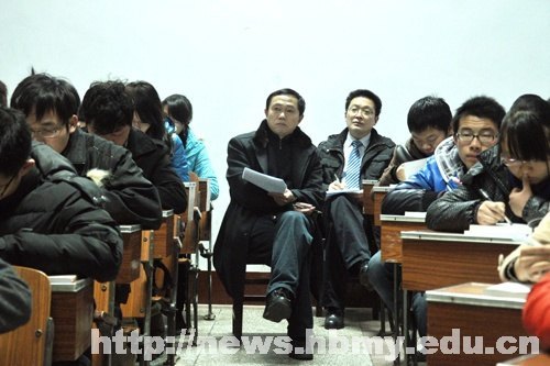 学校领导深入课堂检查开学教学运行情况