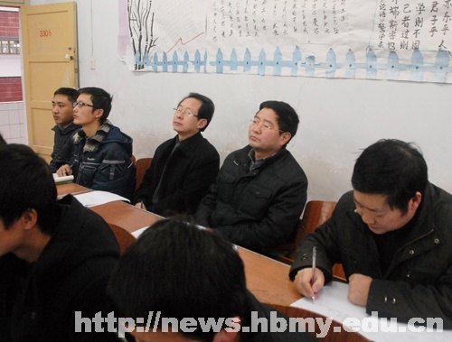 学校领导深入课堂检查开学教学运行情况