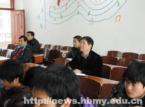 学校领导深入课堂检查开学教学运行情况