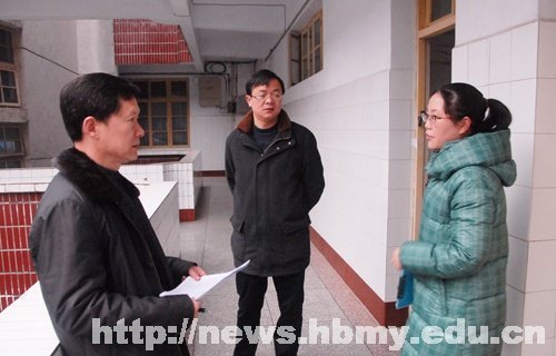 学校领导深入课堂检查开学教学运行情况