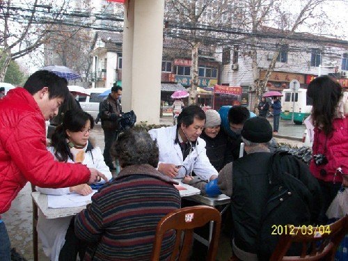 校医院开展学雷锋社区免费义诊活动