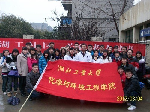 校医院开展学雷锋社区免费义诊活动